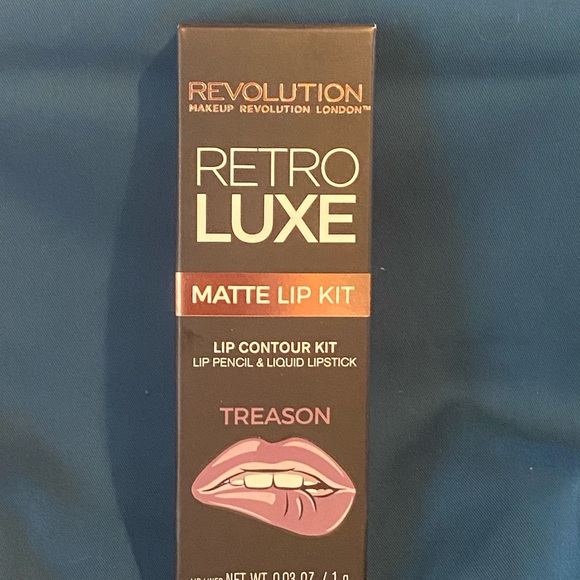 🔥Revolution Retro Luxe Matte Lip Kit - Treason - Picture 1 of 3